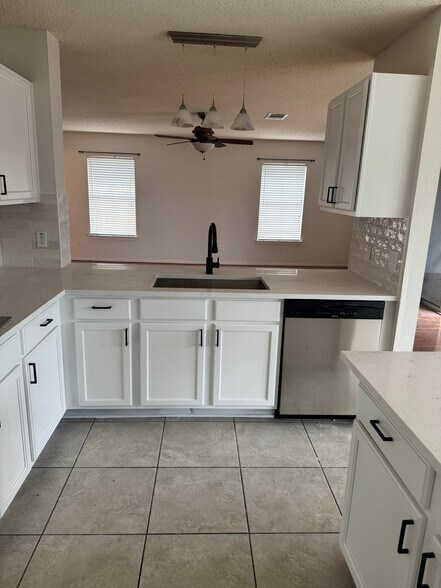 Building Photo - 2105 Zeppelin Dr