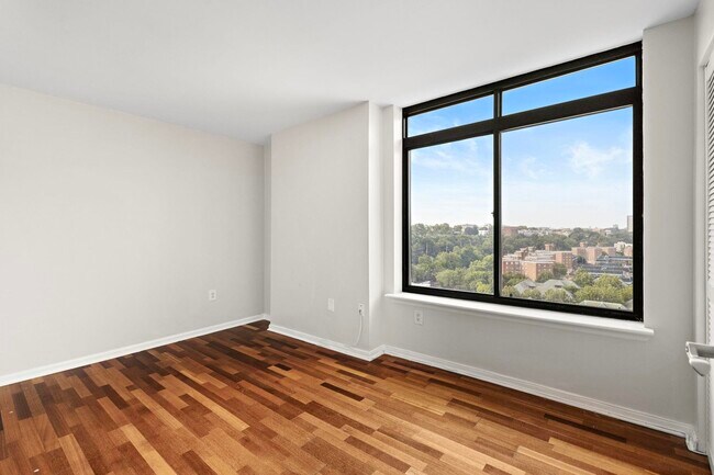 Building Photo - 700 1st St