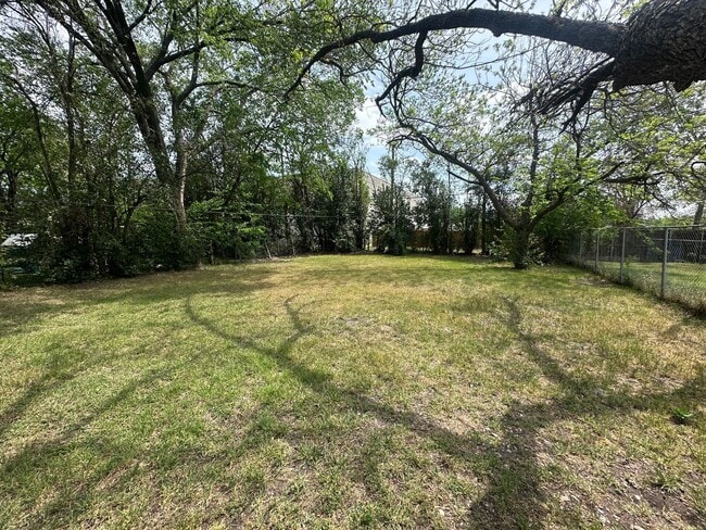 Building Photo - 2112 McKenzie Ave