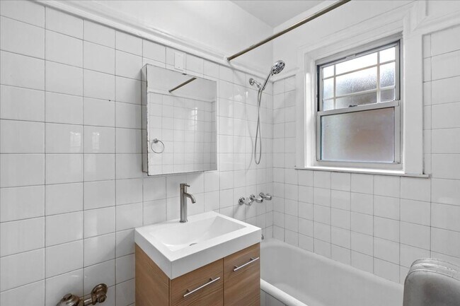 Building Photo - Large One Bedroom in Andersonville