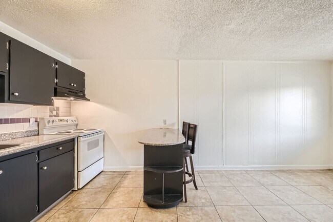 Building Photo - 1 Bedroom 1 Bathroom Condo Minutes from Th...