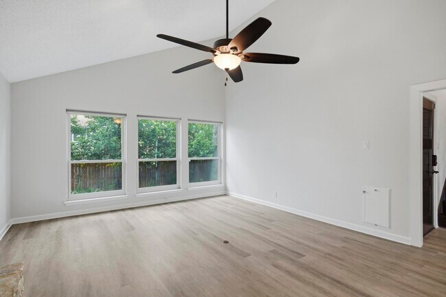 Building Photo - 1906 Hillingway St