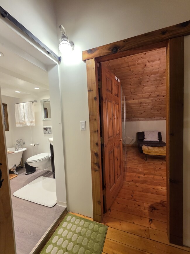 Building Photo - 713 Claire Ln