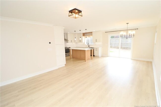 Building Photo - 240 Trayesan Dr