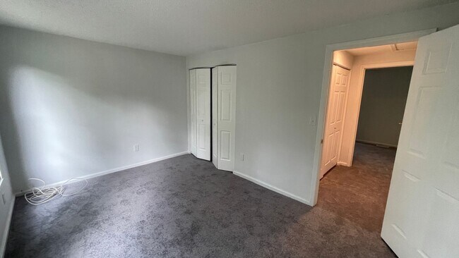 Building Photo - Spacious Chesterfield 2 Story