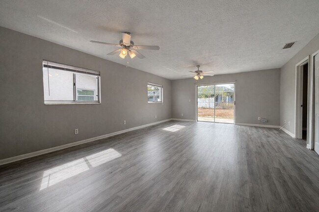 Building Photo - 1718/1720 SW Santa Barbara PL