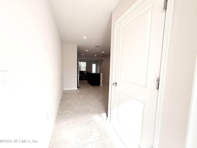 Building Photo - 5885 Creekside Crossing Dr