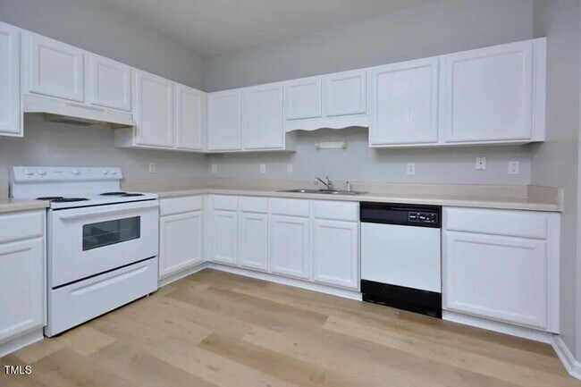 Building Photo - Spacious and Updated!  4 Bedrooms, LVP Flo...