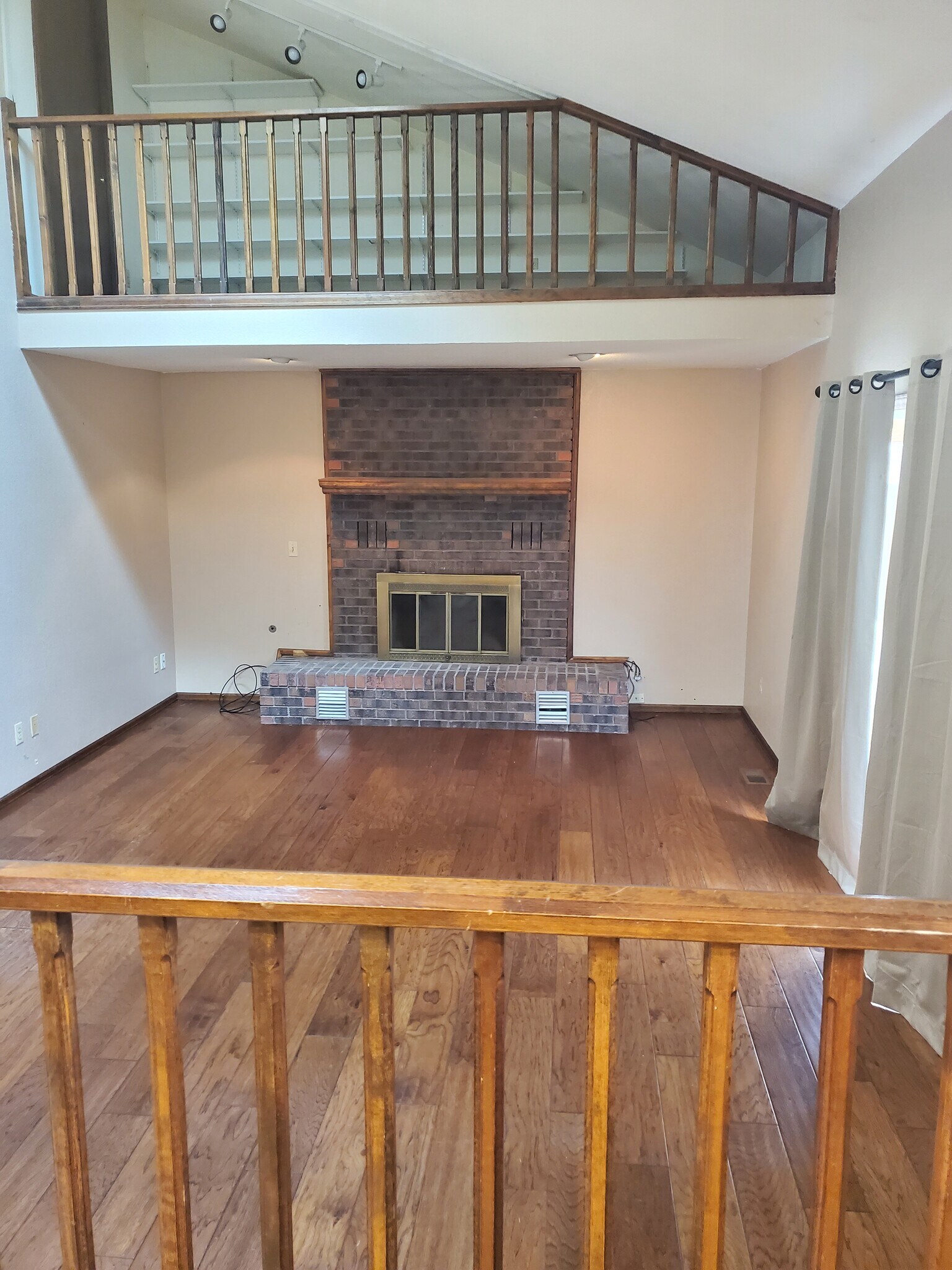 Family room - 1078 N Pond Dr