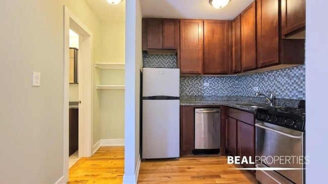 Building Photo - 0 bedroom in CHICAGO IL 60657