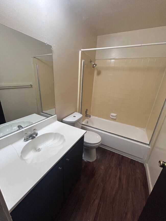 Building Photo - Downstairs Apartment Available in Visalia Now!