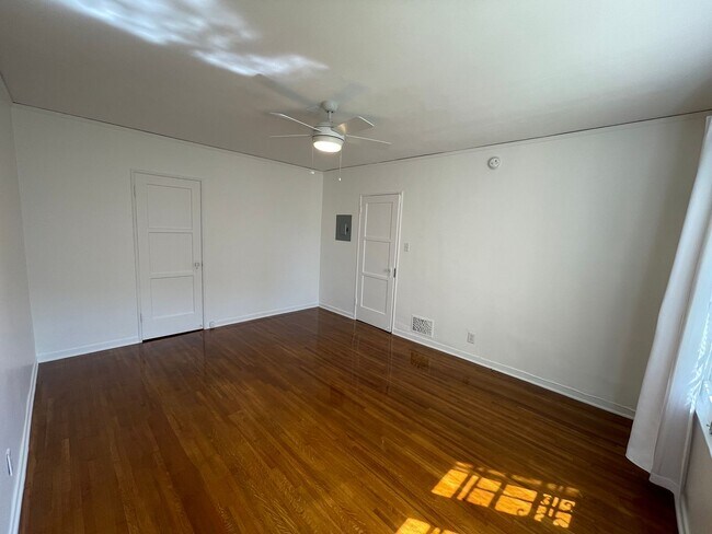 Building Photo - 927 Alandele Ave