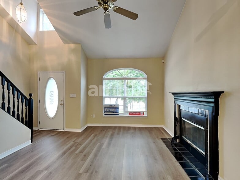 Building Photo - 8016 Lawrence Woods Ct