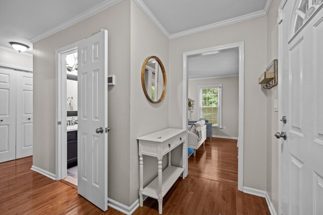 Building Photo - Gorgeous 3 Bedroom Traditional Home Locate...