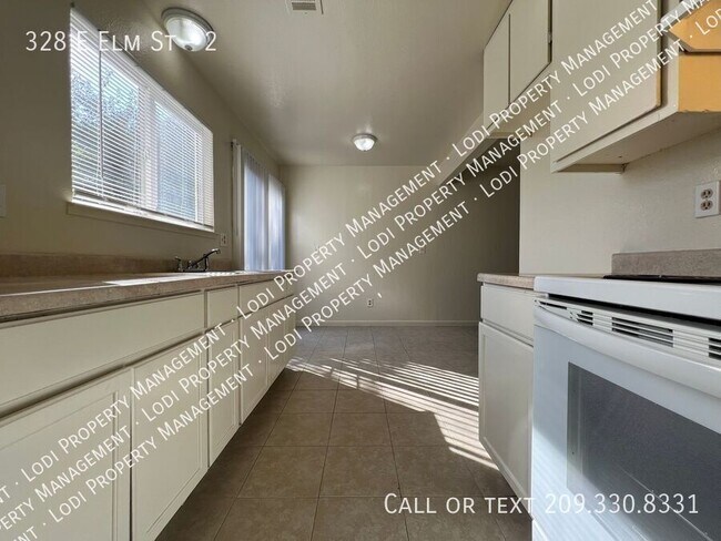 Building Photo - 328 E Elm St
