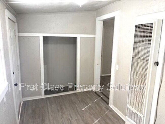 Building Photo - 404 S Burdick St