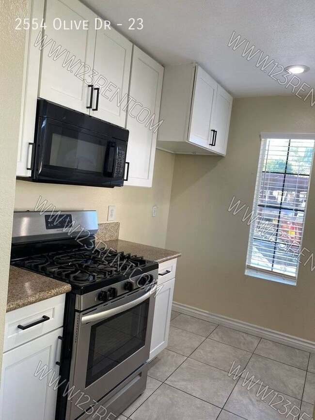 Building Photo - 2554 Olive Dr