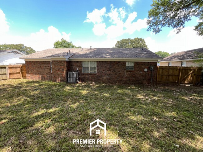 Building Photo - Charming 3BR/2BA in 38118 | Gleaming Hardwood Floors, Dining Area & Huge Yard