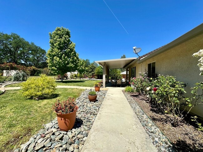 Building Photo - Beautiful well maintained home! Excellent ...