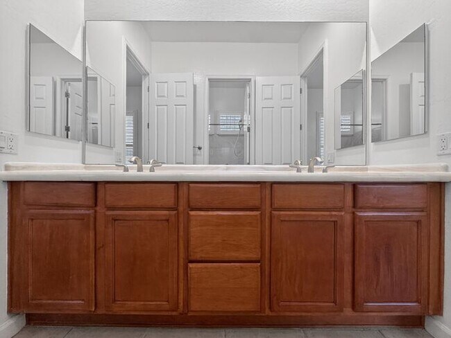 Building Photo - Spacious 3 car garage home at Paseo Trail!