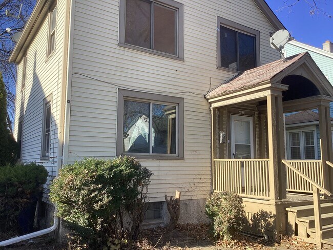 Building Photo - 3 Bedroom Single Family Home