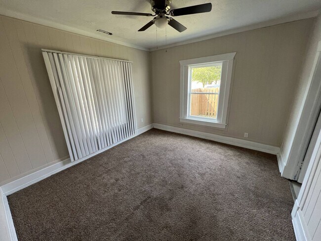 Building Photo - Newly renovated 2 bed 1 bath in Aurora, Missouri!