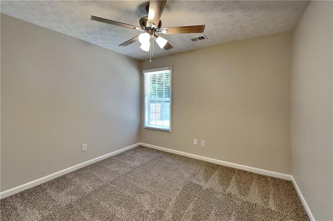 Building Photo - 638 Castlebrooke Way SE