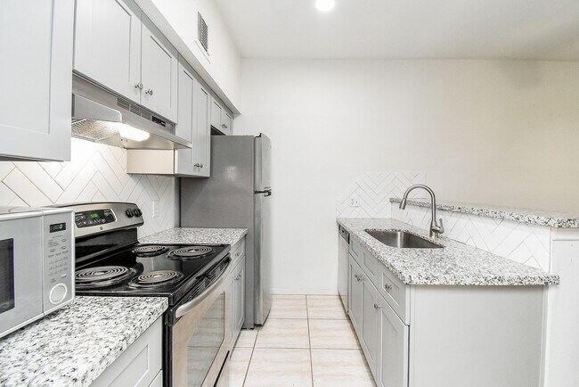 Building Photo - 2626 Holly Hall St