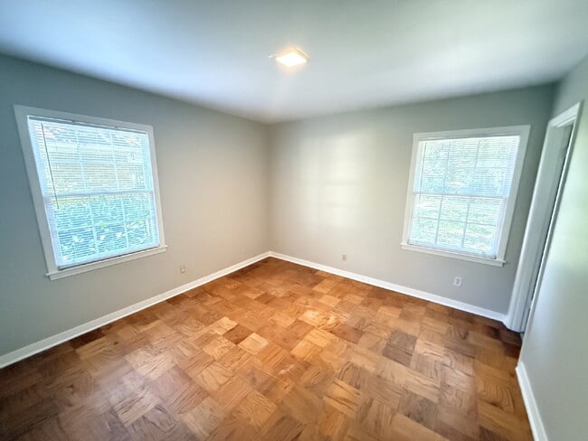 Building Photo - Welcome home to this charming 3-bedroom, 1.5-bathroom brick home featuring a spacious living and ...