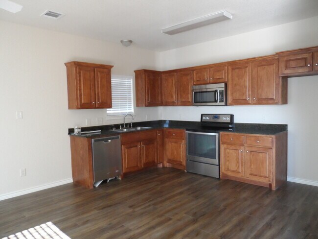 Building Photo - 1208 Country Club Rd