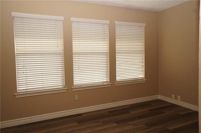 Building Photo - 6525 Hart Ln