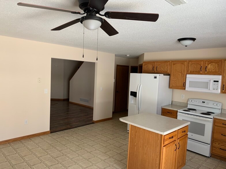 Building Photo - 520 Wood Thrush St