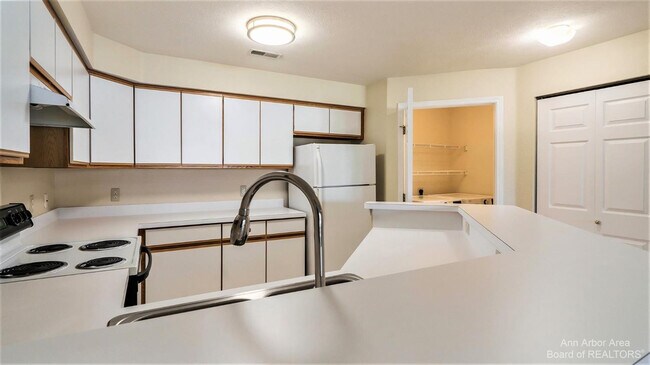 Building Photo - 1328 Heatherwood Ln