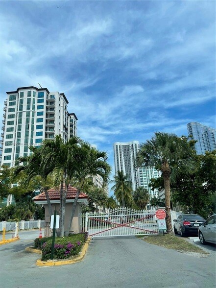 Building Photo - 400 Kings Point Dr