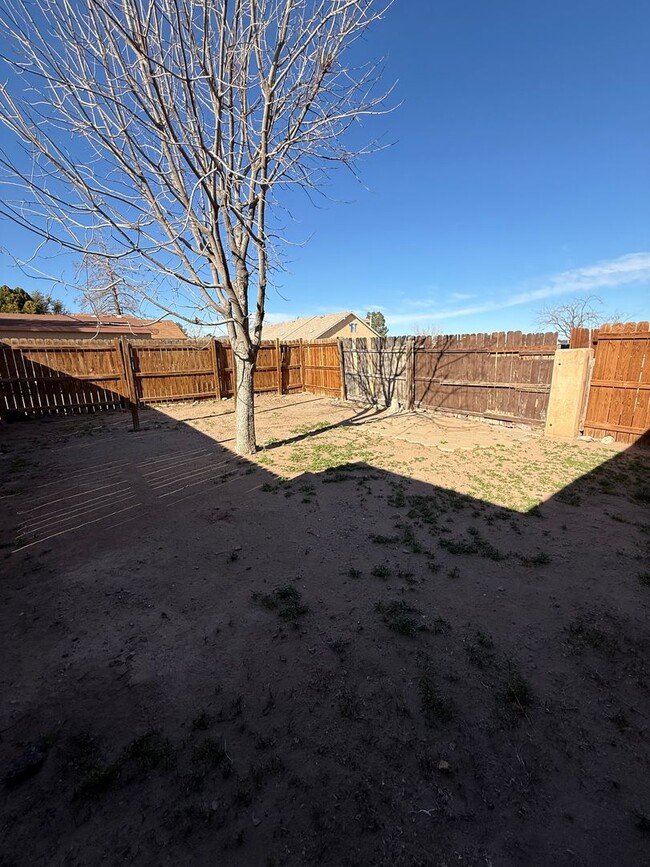 Building Photo - 2 Bedroom, 1 Bath Unit Available Now!