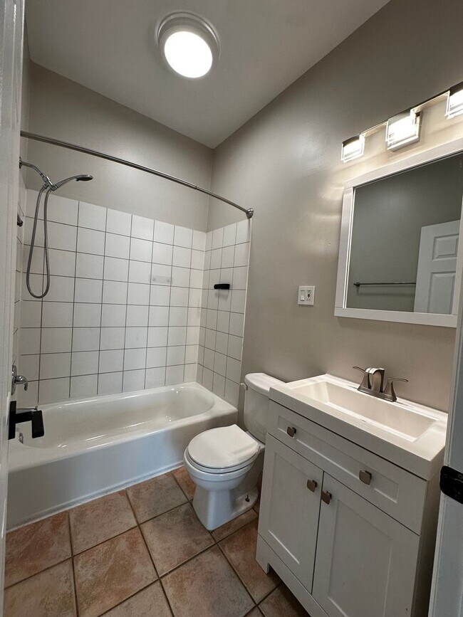 Building Photo - Beautiful Updated 1 bed in Logan Square Ne...