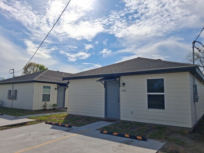 Building Photo - 2104 Midland Dr