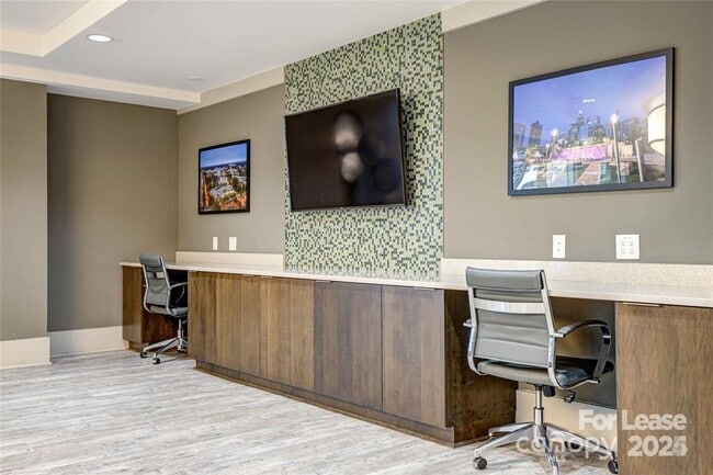 Building Photo - 905 Kenilworth Ave