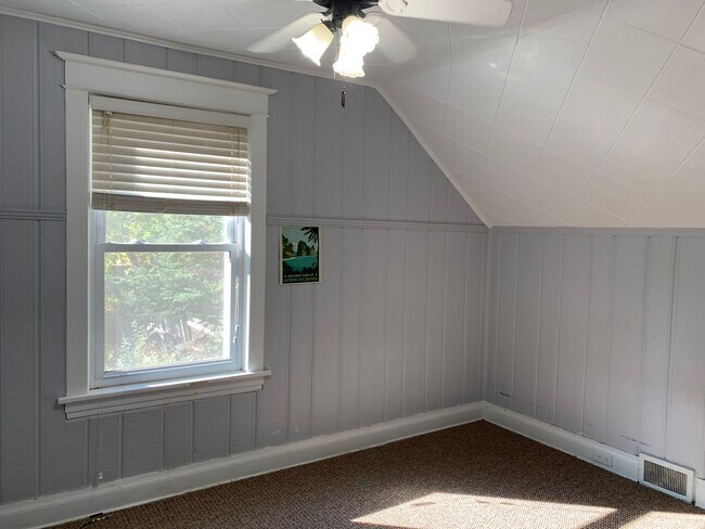 Building Photo - AVAILABLE SEPTEMBER - Must-Have 3 BED 2 BATH