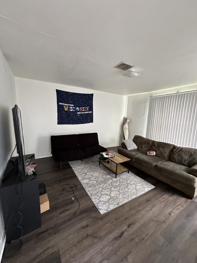 Building Photo - 4 Bed 1 Bath near UWEC, Water Street, and Sonnentag!