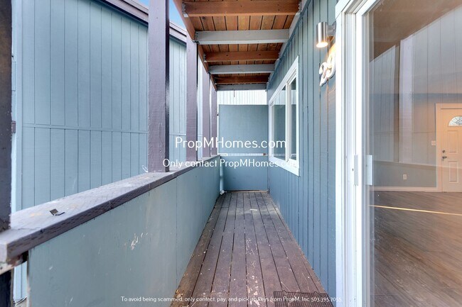 Building Photo - Charming Two Bedroom Unit in the Heart of ...