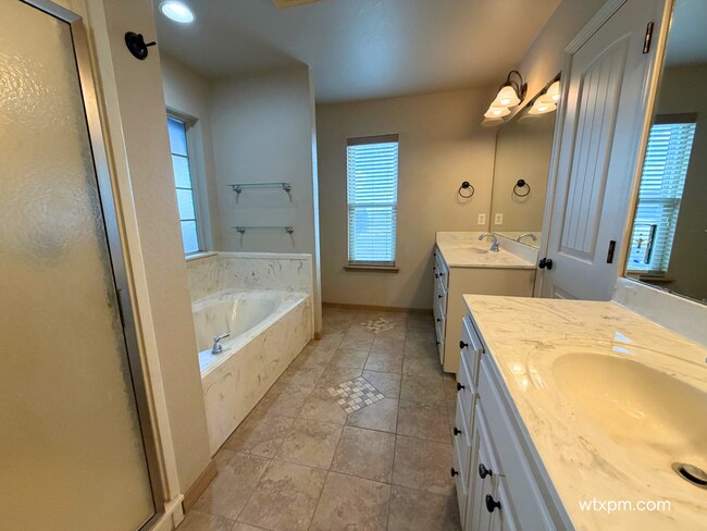 Building Photo - Spacious 4-Bedroom Home on 2 Acres in Bushland South