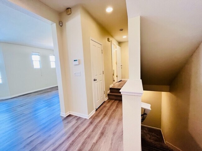 Building Photo - Beautiful 3BD/2.5BA Tri-Level Gallery Walk...