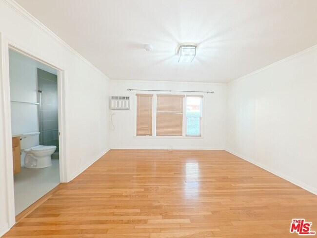 Building Photo - 442 Kelton Ave