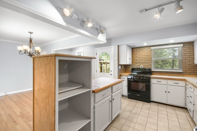 Building Photo - 721 Montego Dr