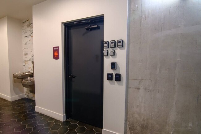 Building Photo - 701 Richmond Ave.