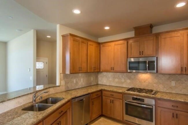 Building Photo - Newer Home - Great Location!