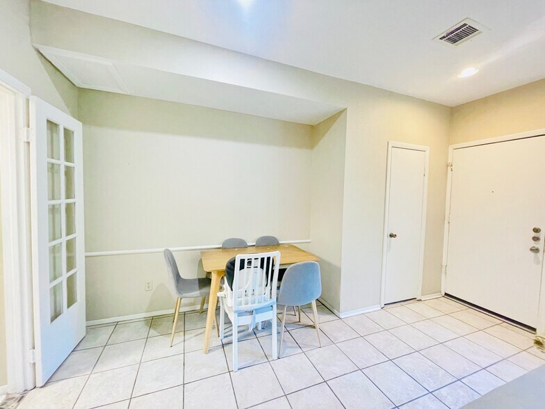 Breakfast Nook - 8263 Wednesbury Ln