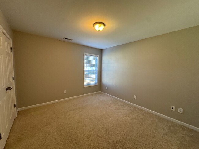 Building Photo - Spacious 3 Bed 2.5 Bath Home with Fenced Yard