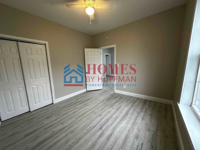 Building Photo - Two Bedroom House | One Bath